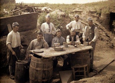 Soepuitdeling in de Franse Loopgraven achter het Front, Soissons, Aisne, Frankrijk, 1917 door Fernand Cuville